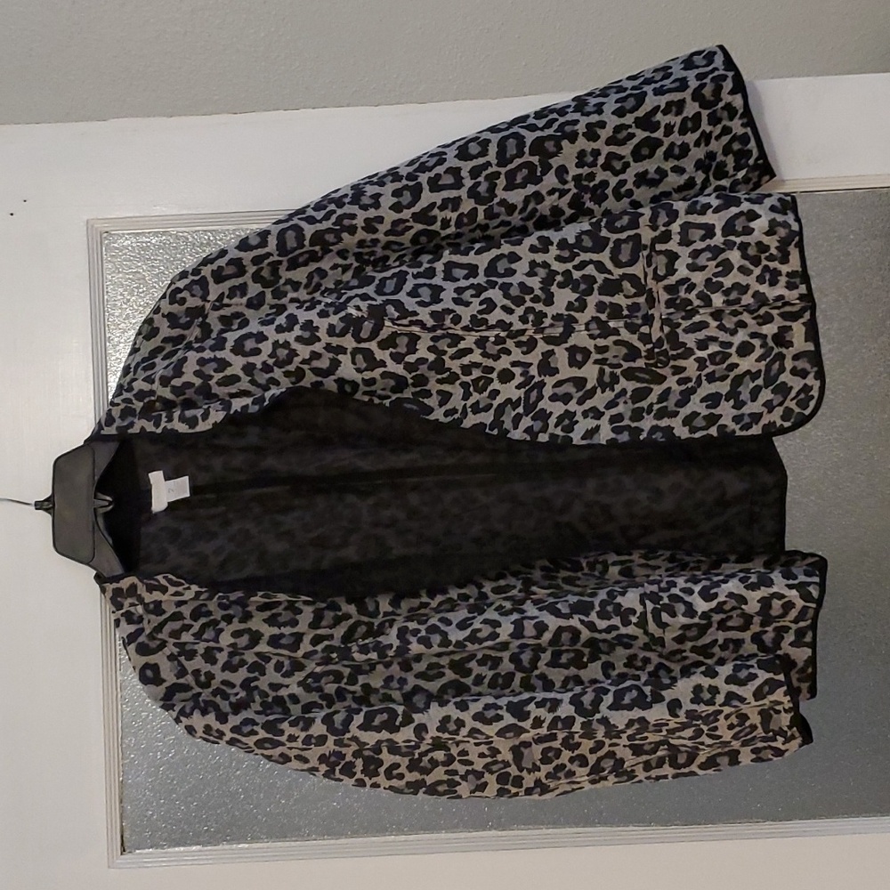 Chico's size 2 lightweight black & gray leopard print blazer